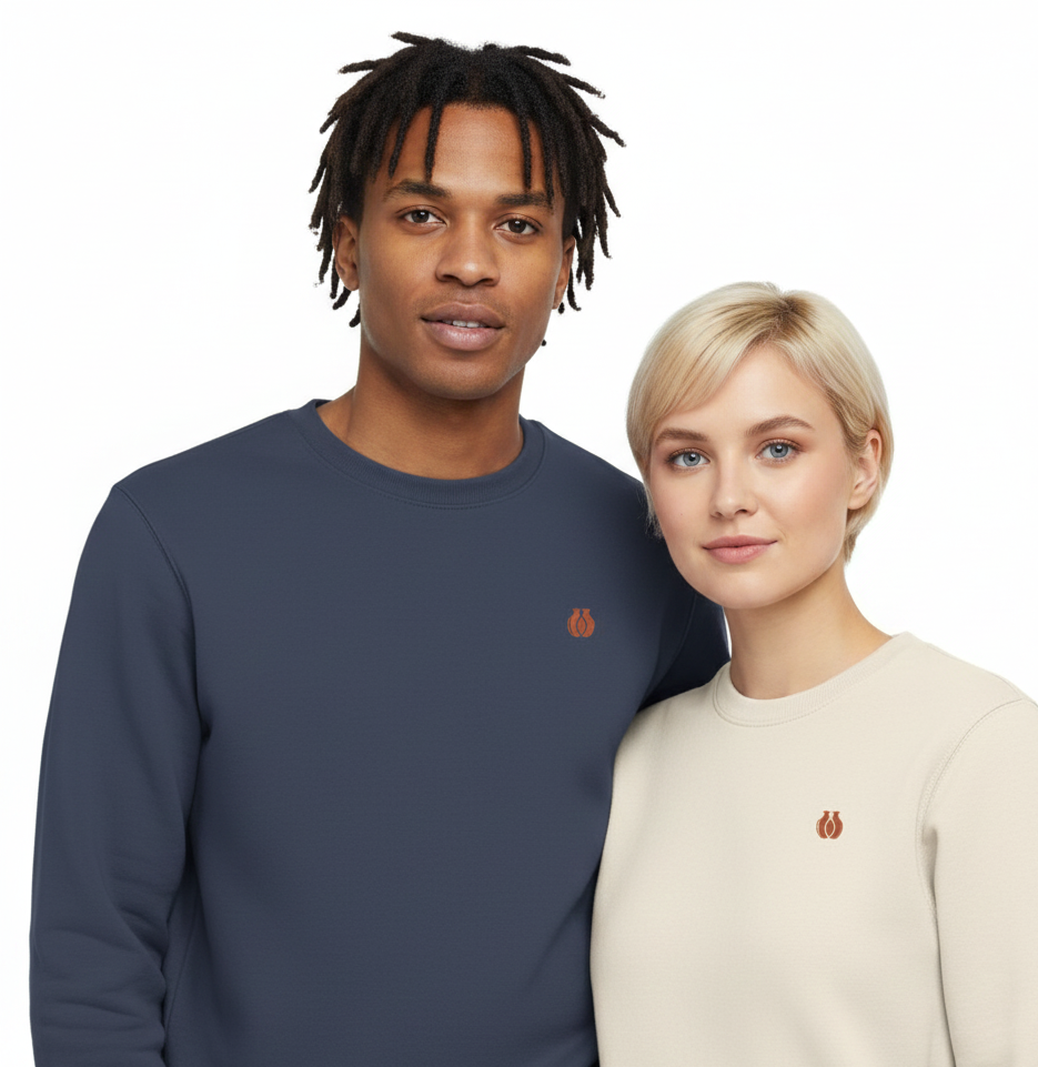 un homme et une femme portent un sweatshirt unisexe floqué avec un logo représentant les noces de coton