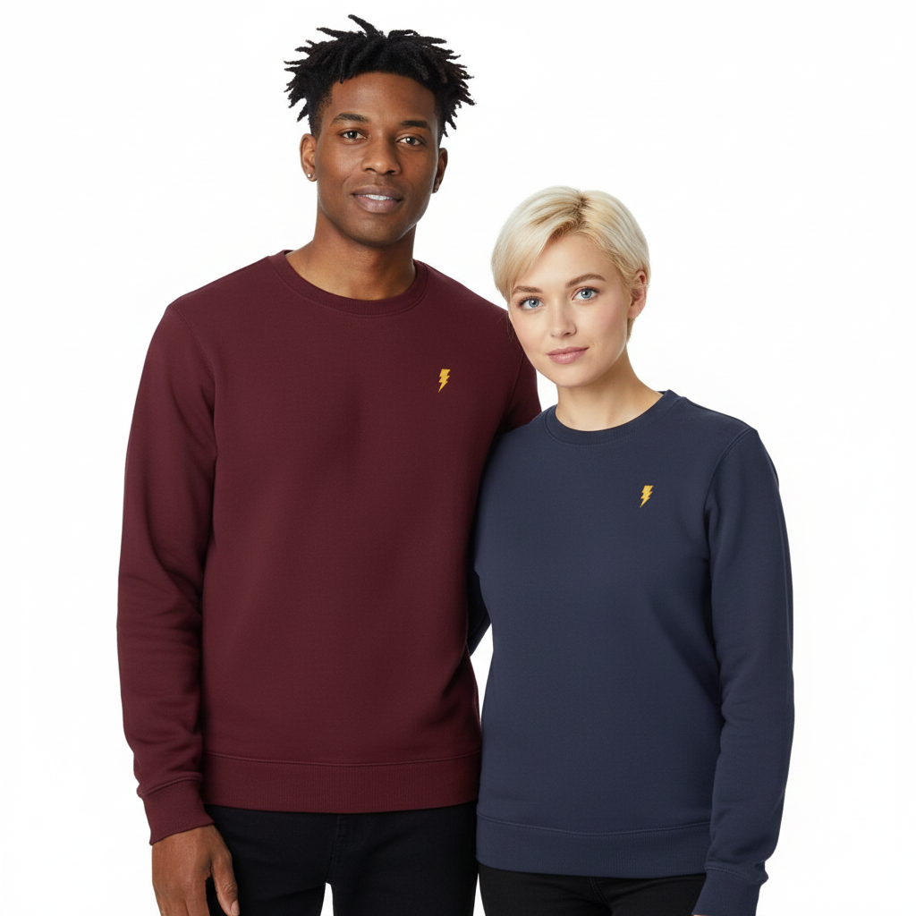 un homme et une femme portent un sweatshirt unisexe floqué avec un logo représentant les noces d'électricité