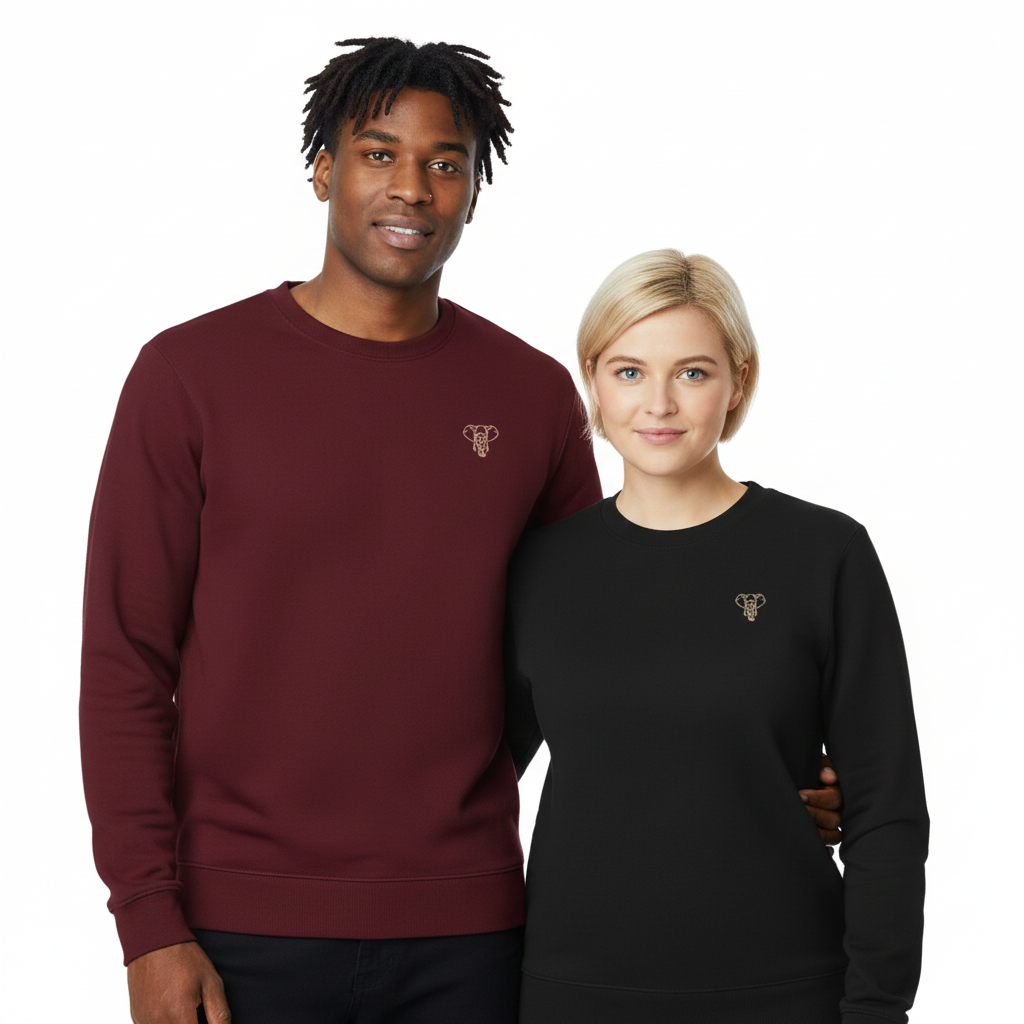 un homme et une femme portent un sweatshirt unisexe floqué avec un logo représentant les noces d'ivoire