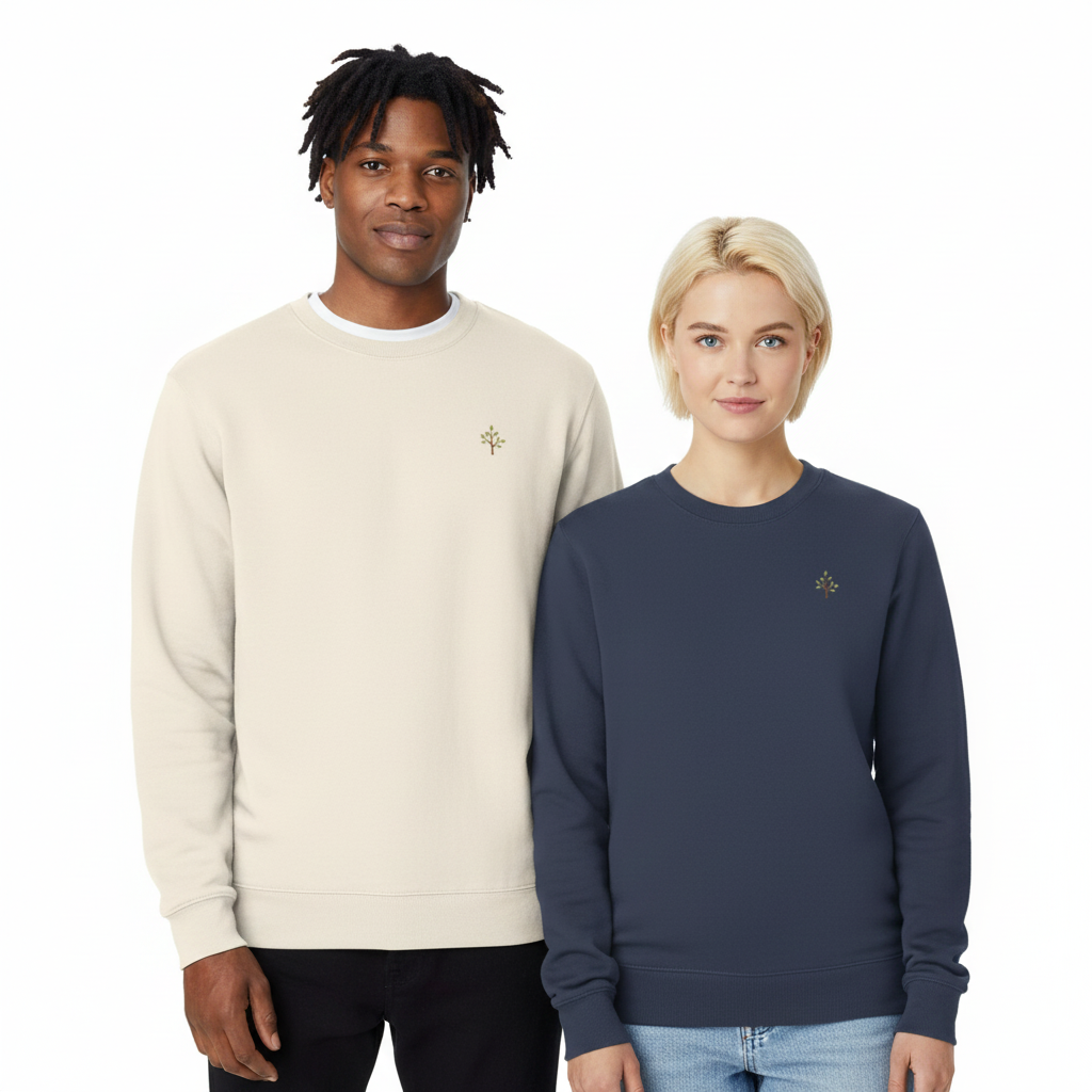 un homme et une femme portent un sweatshirt unisexe floqué avec un logo représentant les noces de bois