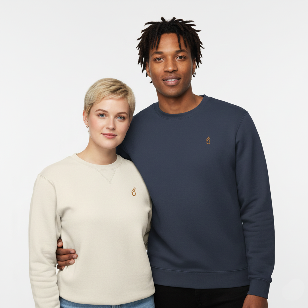 un homme et une femme portent un sweatshirt unisexe floqué avec un logo représentant les noces de chypre