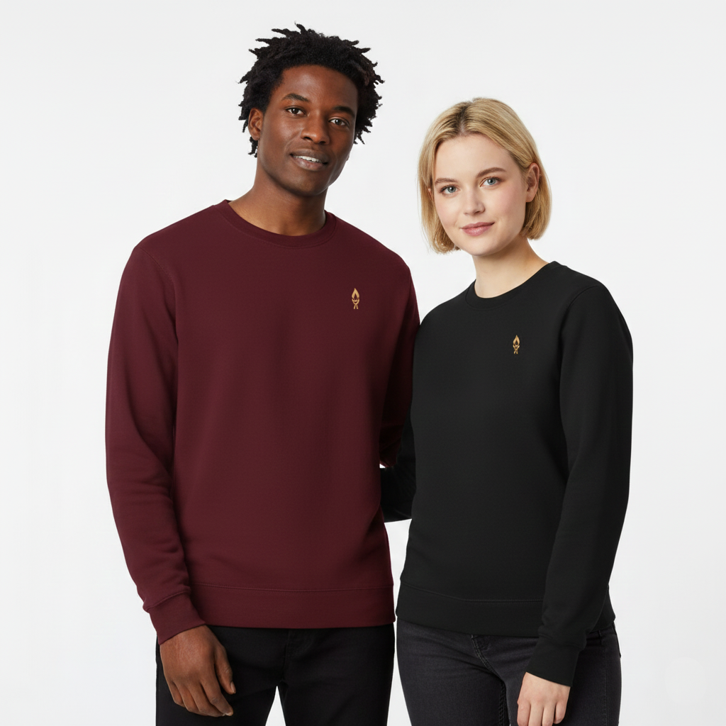 un homme et une femme portent un sweatshirt unisexe floqué avec un logo représentant les noces de cire