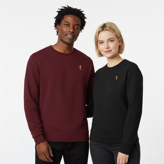 un homme et une femme portent un sweatshirt unisexe floqué avec un logo représentant les noces de cire