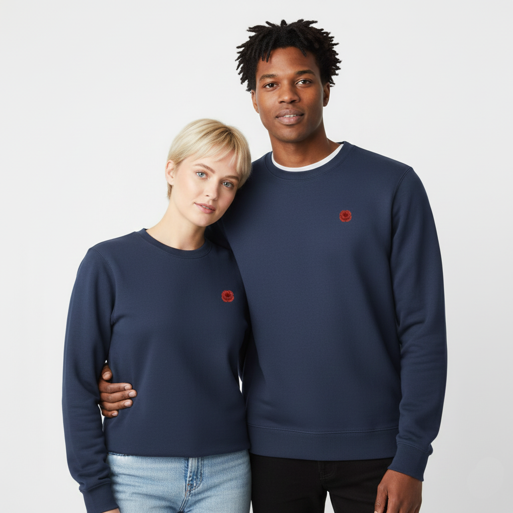 un homme et une femme portent un sweatshirt unisexe floqué avec un logo représentant les noces de coquelicot