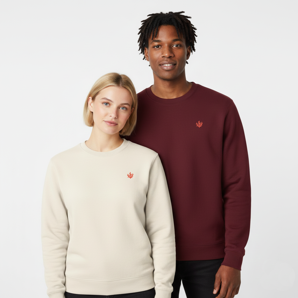 un homme et une femme portent un sweatshirt unisexe floqué avec un logo représentant les noces de corail