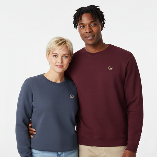 un homme et une femme portent un sweatshirt unisexe floqué avec un logo représentant les noces de coton