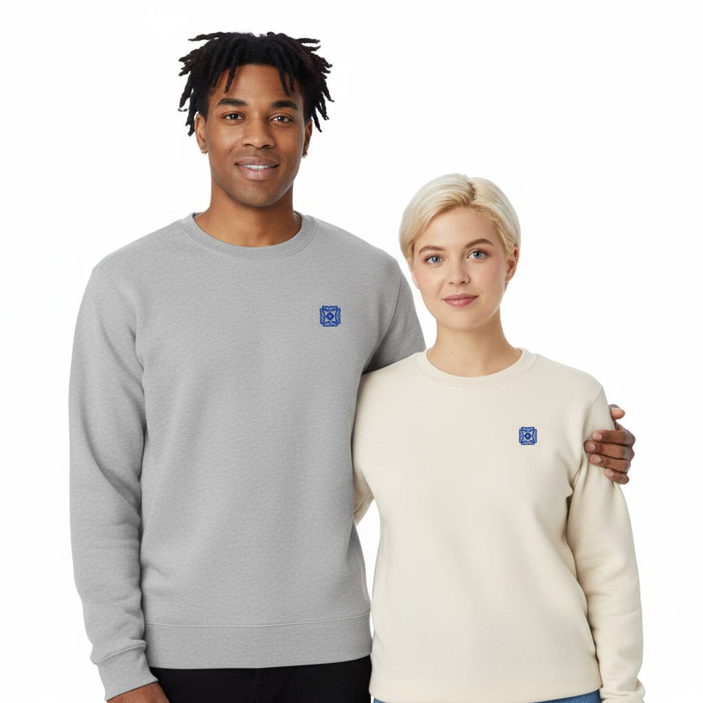 un homme et une femme portent un sweatshirt unisexe floqué avec un logo représentant les noces de cristal