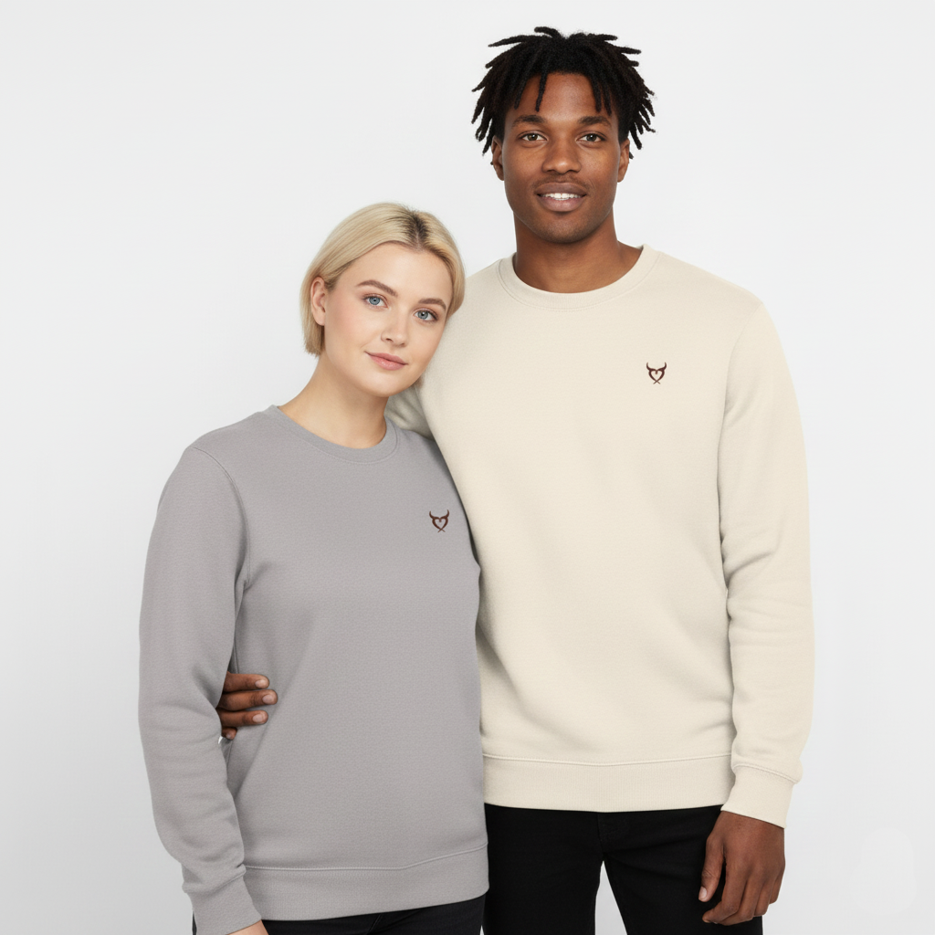 un homme et une femme portent un sweatshirt unisexe floqué avec un logo représentant les noces de cuir