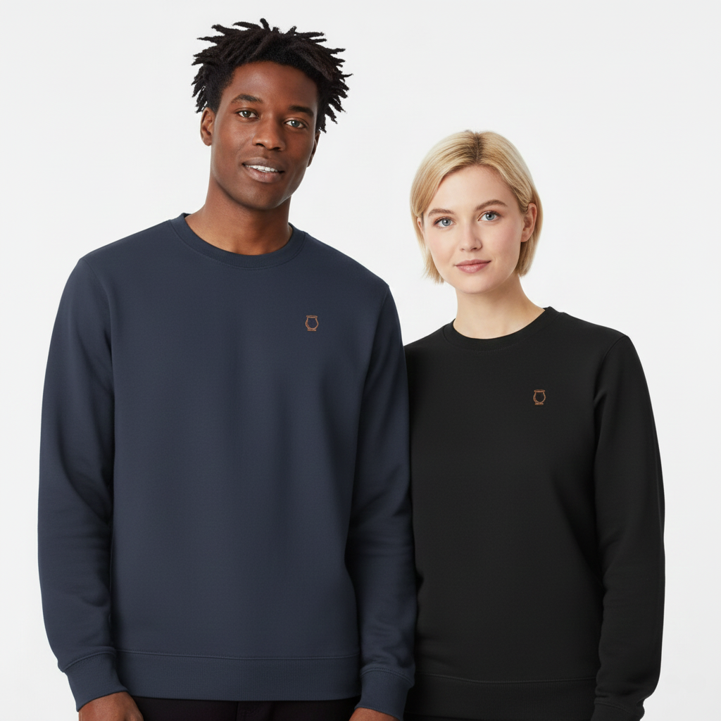 un homme et une femme portent un sweatshirt unisexe floqué avec un logo représentant les noces de cuivre