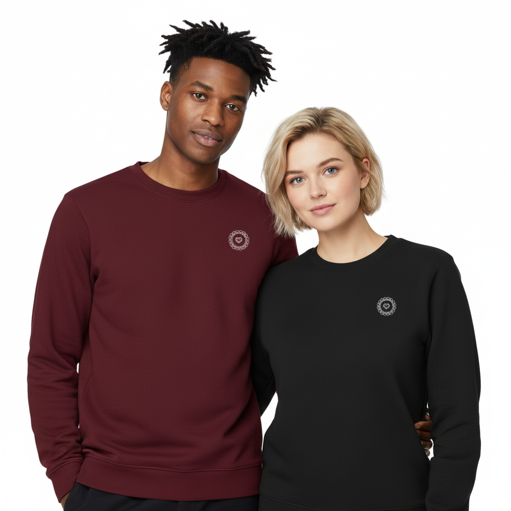 un homme et une femme portent un sweatshirt unisexe floqué avec un logo représentant les noces de dentelle