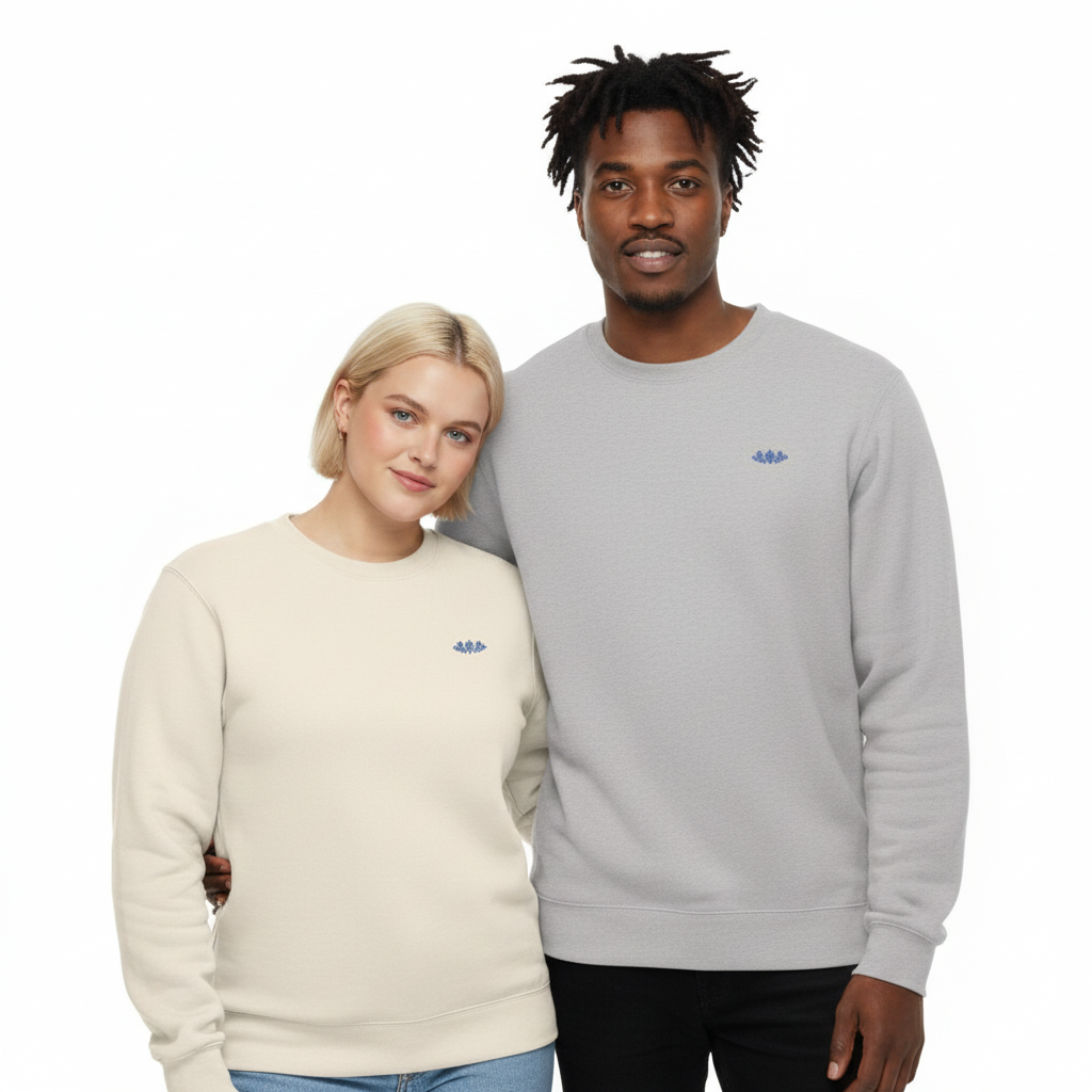 un homme et une femme portent un sweatshirt unisexe floqué avec un logo représentant les noces de faience