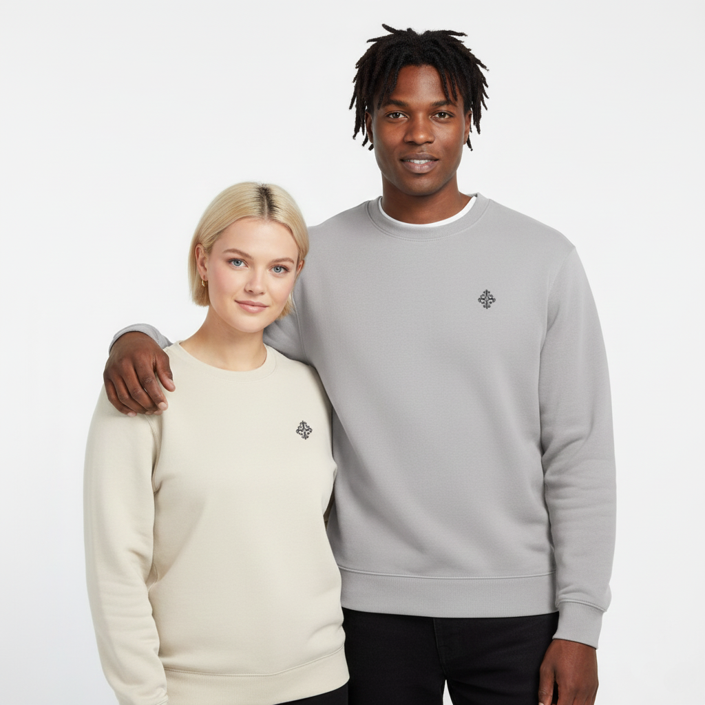 un homme et une femme portent un sweatshirt unisexe floqué avec un logo représentant les noces de fer