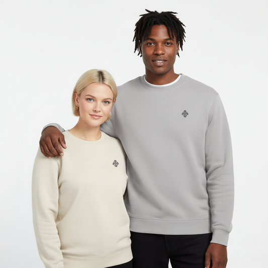 un homme et une femme portent un sweatshirt unisexe floqué avec un logo représentant les noces de fer