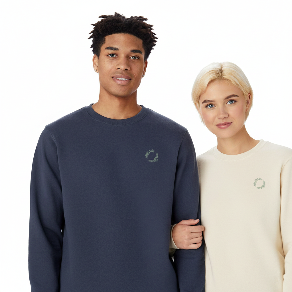 un homme et une femme portent un sweatshirt unisexe floqué avec un logo représentant les noces de fleur