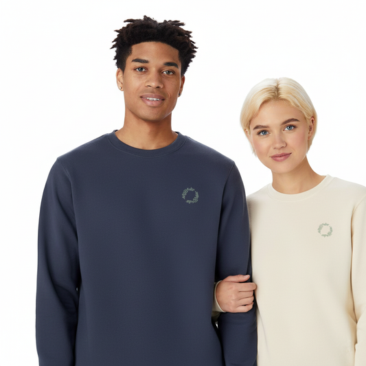 un homme et une femme portent un sweatshirt unisexe floqué avec un logo représentant les noces de fleur