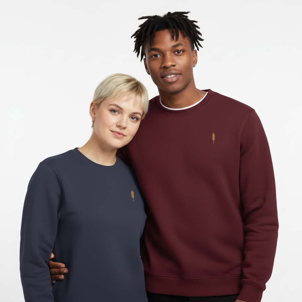 un homme et une femme portent un sweatshirt unisexe floqué avec un logo représentant les noces de coton