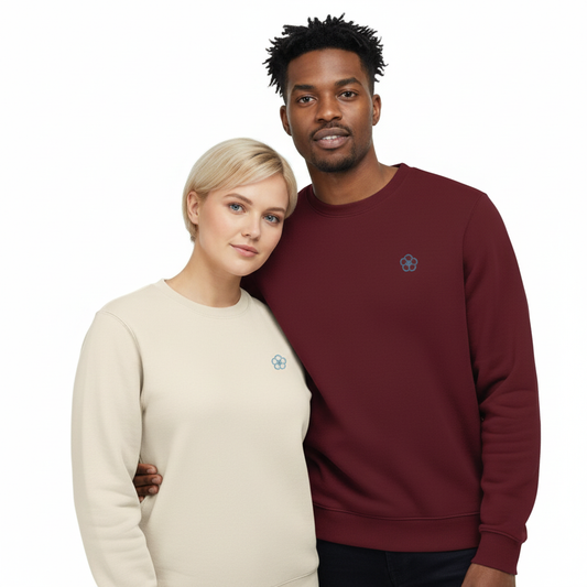 un homme et une femme portent un sweatshirt unisexe floqué avec un logo représentant les noces de lin