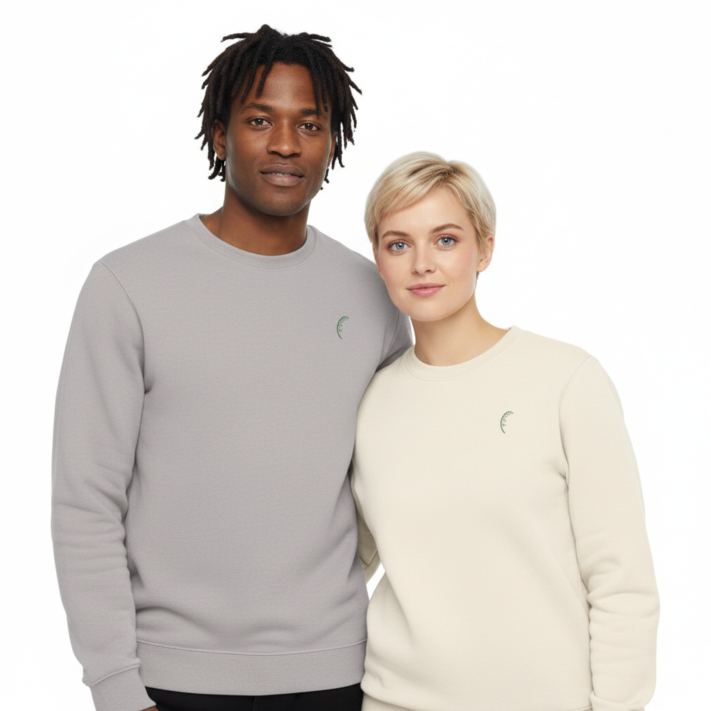 un homme et une femme portent un sweatshirt unisexe floqué avec un logo représentant les noces de muguet