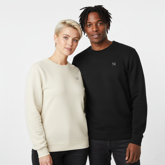 un homme et une femme portent un sweatshirt unisexe floqué avec un logo représentant les noces de nickel