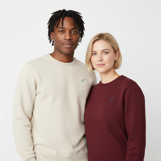 un homme et une femme portent un sweatshirt unisexe floqué avec un logo représentant les noces de papier