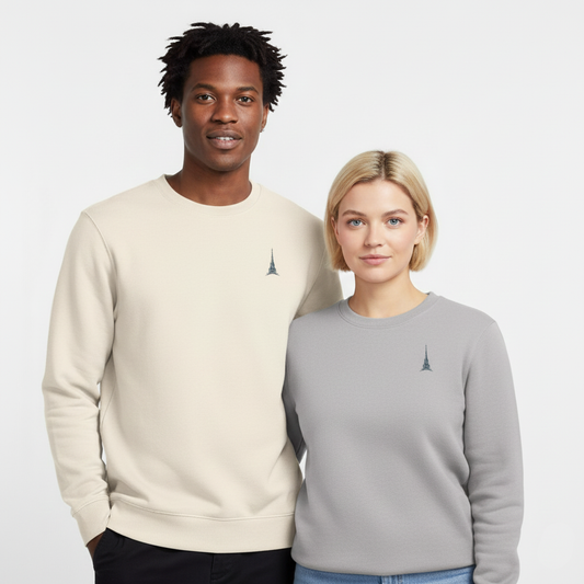 un homme et une femme portent un sweatshirt unisexe floqué avec un logo représentant les noces de plomb