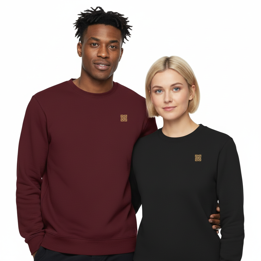 un homme et une femme portent un sweatshirt unisexe floqué avec un logo représentant les noces de soie
