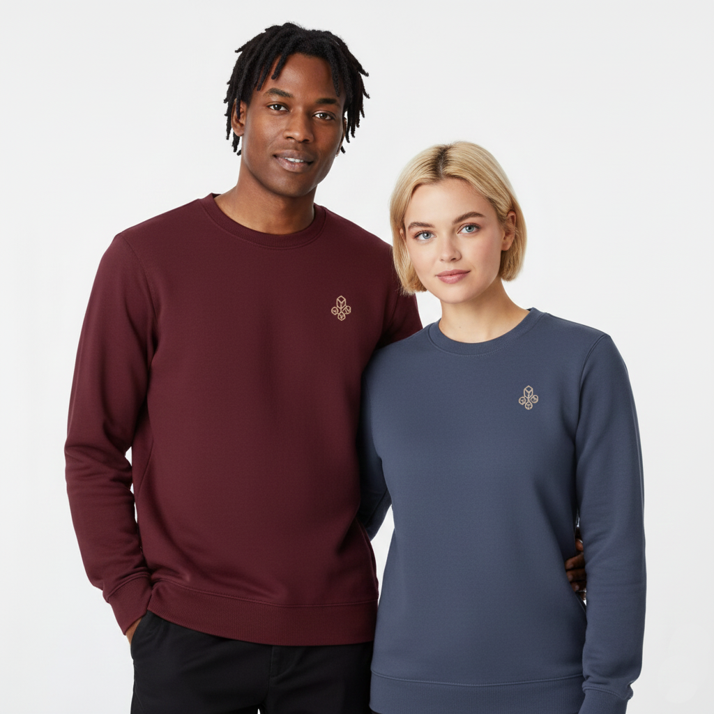 un homme et une femme portent un sweatshirt unisexe floqué avec un logo représentant les noces de sucre