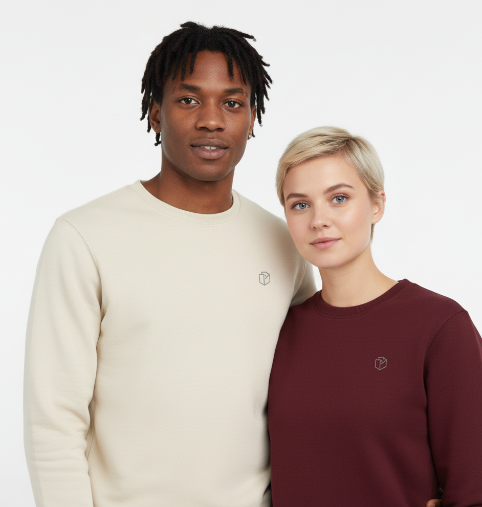 un homme et une femme portent un sweatshirt unisexe floqué avec un logo représentant les noces de coton