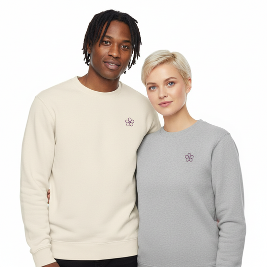 un homme et une femme portent un sweatshirt unisexe floqué avec un logo représentant les noces de violette